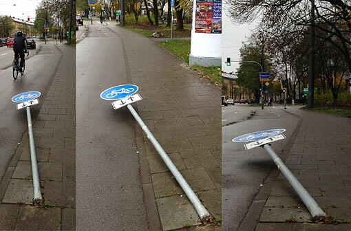 Am Wochenende wurde wohl durch ein Auto dieses Radl-Schild bei der Einfahrt von der Arnulfstraße in den Hirschgarten umgefahren. Endlich, finden die Radler. Denn es stand schon die ganze Zeit im Weg.