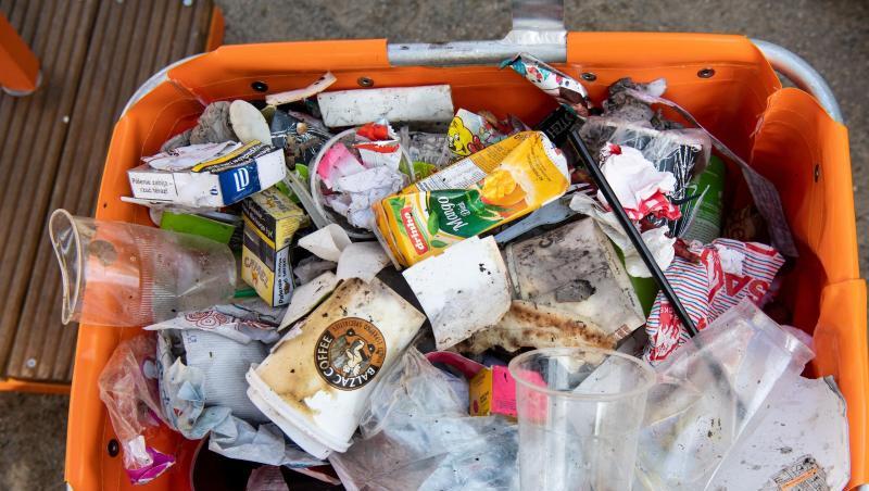 Inhalt einer Straßenmülltonne mit zahlreichen Verpackungen, Einwegbechern und Restmüll. Inhalt einer Straßenmülltonne mit zahlreichen Verpackungen, Einwegbechern und Restmüll.