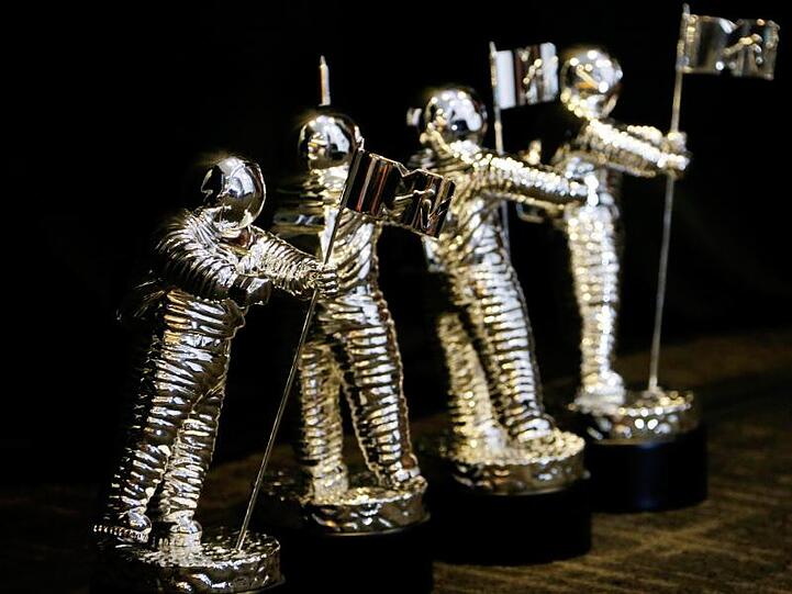 Statuetten des MTV Moonman stehen bereit.