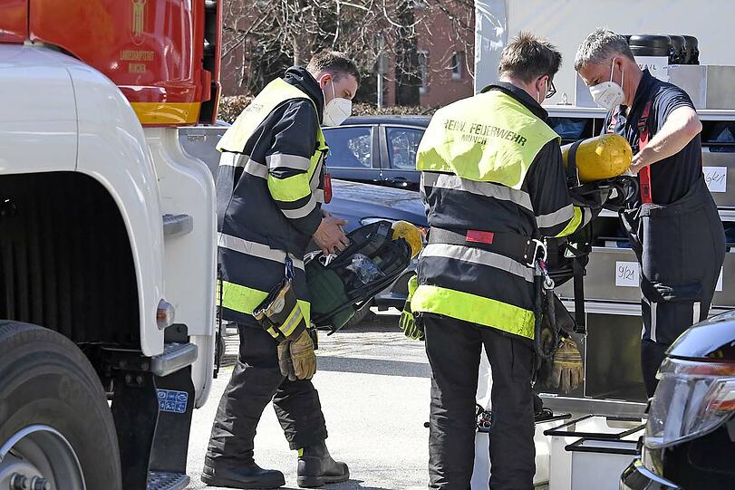 Der Brand war im Erdgeschoss des Mehrfamilienhauses ausgebrochen und zerstörte die Wohnungseinrichtung zum großen Teil.