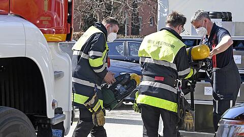 Der Brand war im Erdgeschoss des Mehrfamilienhauses ausgebrochen und zerstörte die Wohnungseinrichtung zum großen Teil.