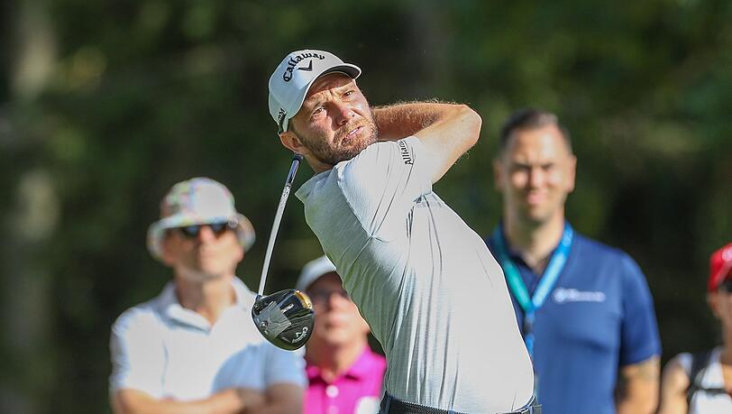 Golfer Maximilian Kieffer aus Deutschland schlägt den Ball ab.