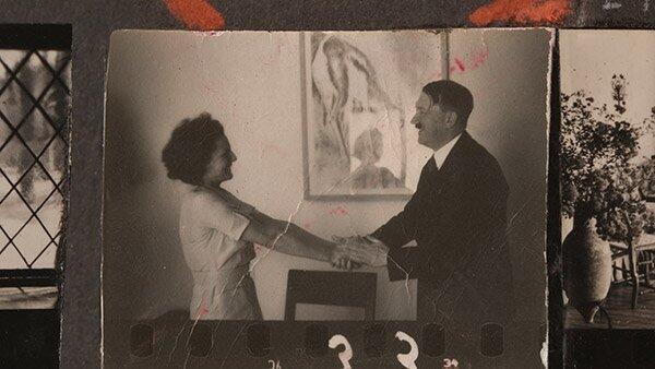 Kontaktbogen aus dem Bestand von Heinrich Hoffmann, Bayerische Staatsbibliothek/Bildarchiv: Adolf Hitler begrüßt Leni Riefenstahl in ihrer Villa in Berlin-Dahlem (1937) Kontaktbogen aus dem Bestand von Heinrich Hoffmann, Bayerische Staatsbibliothek/Bildarchiv: Adolf Hitler begrüßt Leni Riefenstahl in ihrer Villa in Berlin-Dahlem (1937)
