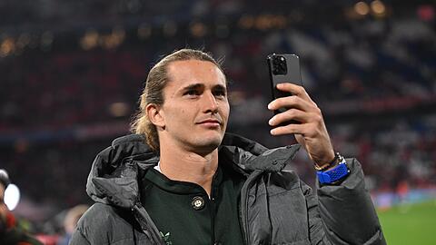 Alexander Zverev besuchte während seiner Tennis-Pause das Fußballspiel zwischen dem FC Bayern und RB Leipzig.
