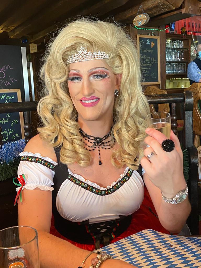 Der 47-Jährige erzählt, dass ihn die Faszination für Dragqueens und deren Auftritte schon lange begleitet hätte. Der 47-Jährige erzählt, dass ihn die Faszination für Dragqueens und deren Auftritte schon lange begleitet hätte.