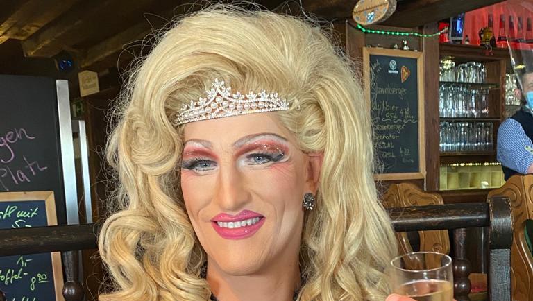 Der 47-Jährige erzählt, dass ihn die Faszination für Dragqueens und deren Auftritte schon lange begleitet hätte. Der 47-Jährige erzählt, dass ihn die Faszination für Dragqueens und deren Auftritte schon lange begleitet hätte.
