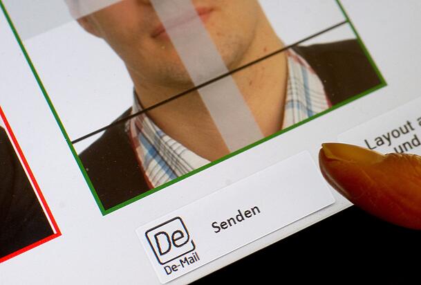Ab August ist auf den Bürgerämtern Schluss mit Papierfotos. (Archivbild)