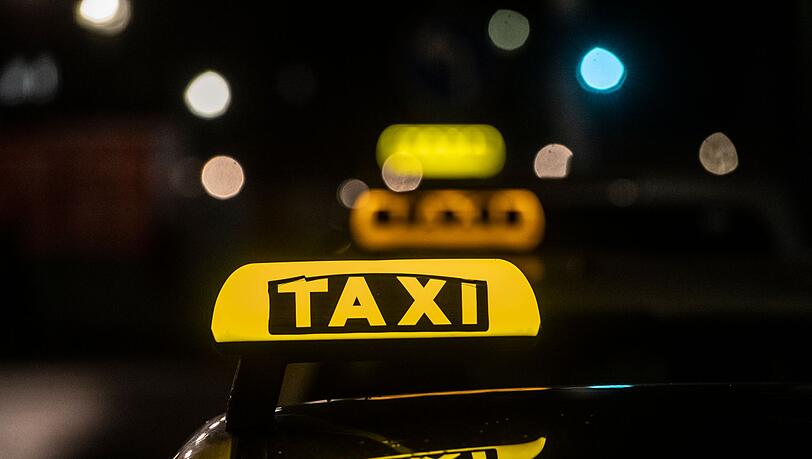 Im Taxi-Gewerbe herrscht ein harter Wettbewerb, angefeuert auch durch die vielen Mietwagen-Vermittlungen, die oft günstigere Fahrten anbieten können. (Symbolbild) Im Taxi-Gewerbe herrscht ein harter Wettbewerb, angefeuert auch durch die vielen Mietwagen-Vermittlungen, die oft günstigere Fahrten anbieten können. (Symbolbild)