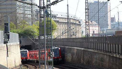 Die S-Bahn quält sich durch die Stammstrecke zwischen Hauptbahnhof und Ostbahnhof. Doch ob und wann die zweite Röhre kommt, weiß heute niemand. Die S-Bahn quält sich durch die Stammstrecke zwischen Hauptbahnhof und Ostbahnhof. Doch ob und wann die zweite Röhre kommt, weiß heute niemand.