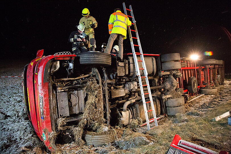 Ein mit Schnittholz beladener Lkw aus Slowenien ist am Montagabend gegen 18.30 Uhr von der Fahrbahn abgekommen und in ein Feld gekippt. Der Fahrer wurde leicht verletzt. Die Bilder