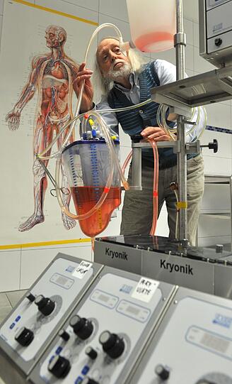 Klaus Sames macht sich in einem Bestattungsinstitut bereits mit den Gerätschaften vertraut.