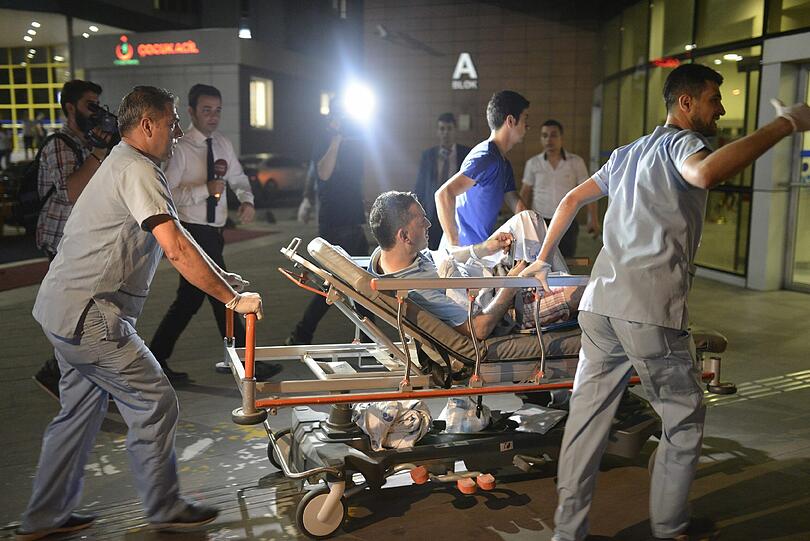 Bei dem Terroranschlag am Flughafen Atatürk in Istanbul haben sich zwei der Angreifer vor dem Ankunftsbereich des Internationalen Terminals in die Luft gesprengt, ein weiterer auf dem angrenzenden Parkplatz.