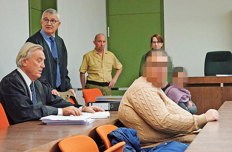 Sie sollen mehrere Rentner um ihr Geld betrogen haben (r.): Die 23 und 29 Jahre alten Angeklagten.