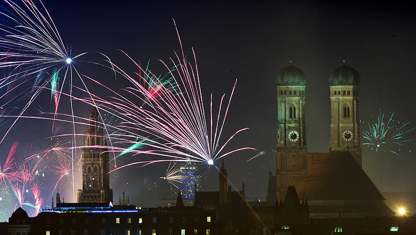 Silvester in München: Ein tolles Schauspiel, aber für Polizei und Feuerwehr auch 24 extrem einsatzreiche Stunden. Silvester in München: Ein tolles Schauspiel, aber für Polizei und Feuerwehr auch 24 extrem einsatzreiche Stunden.