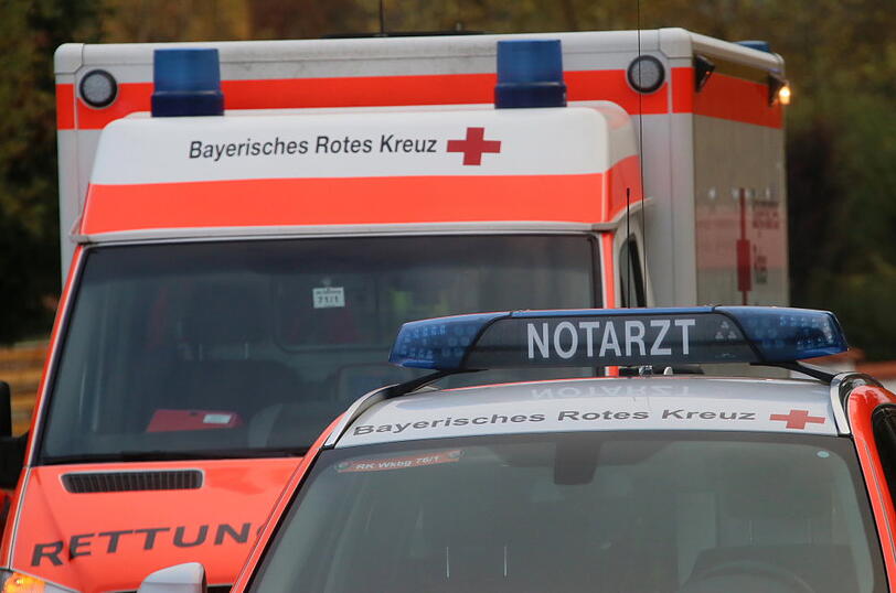 Der Anhänger ist zerstört, alle drei Unfallbeteiligten kamen ins Krankenhaus.