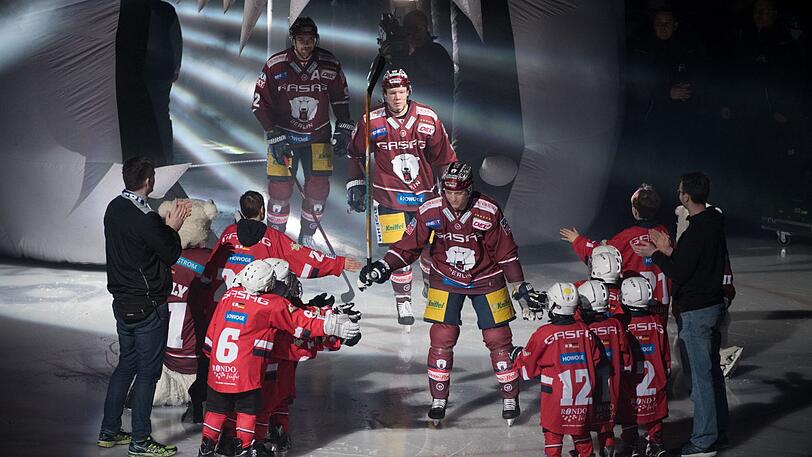 Berlins Olympia-Teilnehmer Frank Hörbler, Jonas Müller und Marceel Noebels laufen vor der Partie gegen den EHC Red Bull ein.