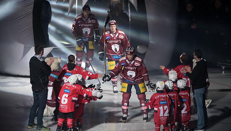 Berlins Olympia-Teilnehmer Frank Hörbler, Jonas Müller und Marceel Noebels laufen vor der Partie gegen den EHC Red Bull ein. Berlins Olympia-Teilnehmer Frank Hörbler, Jonas Müller und Marceel Noebels laufen vor der Partie gegen den EHC Red Bull ein.