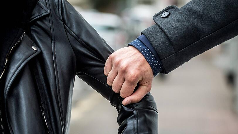 Der 33-Jährige soll in neun Fällen Frauen sexuell belästigt haben. (Symbolbild)
