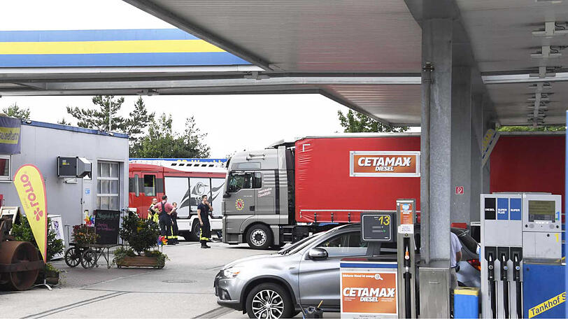 Unfallort Tankstelle: Eine Radlerin wurde hier von einem Lkw überrollt - die Bilder aus Sauerlach.