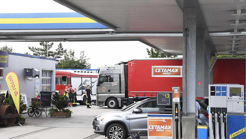 Unfallort Tankstelle: Eine Radlerin wurde hier von einem Lkw überrollt - die Bilder aus Sauerlach. Unfallort Tankstelle: Eine Radlerin wurde hier von einem Lkw überrollt - die Bilder aus Sauerlach.