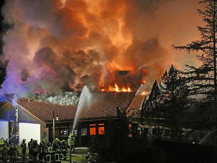 Feuerwehrleute löschen ein Feuer in einer Schule im Berchtesgadener Land. Foto: Markus Leitner/BRK/dpa/Archivbild