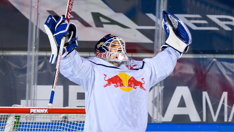 Goalie Kevin Reich ist bei den Penaltys nicht zu überwinden und feiert den Sieg. Goalie Kevin Reich ist bei den Penaltys nicht zu überwinden und feiert den Sieg.