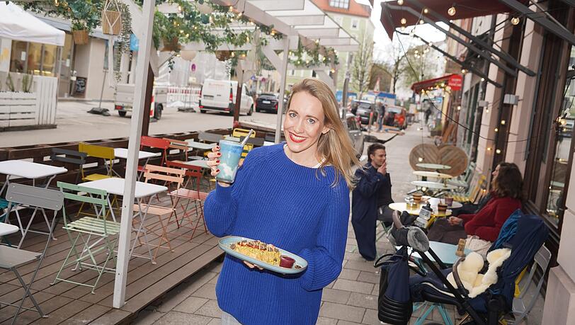 Der Schanigarten im Botanista Café Club in der Pestalozzistraße ist mit bunten Stühlen und Lichterketten ein echter Hingucker. Inhaberin Susanne Wiegand freut sich auf die kommende Zeit.