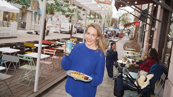 Der Schanigarten im Botanista Café Club in der Pestalozzistraße ist mit bunten Stühlen und Lichterketten ein echter Hingucker. Inhaberin Susanne Wiegand freut sich auf die kommende Zeit.