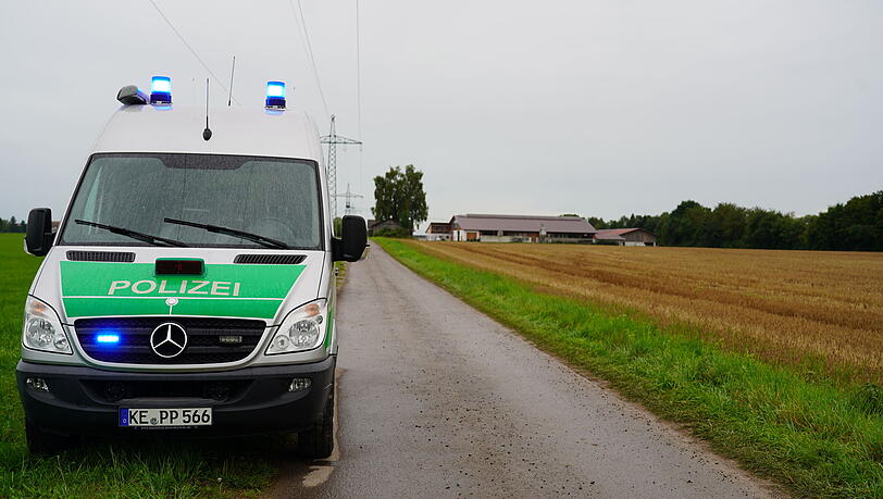 Ein Fahrzeug der Polizei steht in der Nähe der Fundstelle der Leiche.