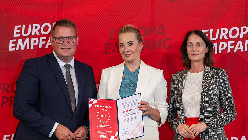 Verleihung des Europapreises an Julia Nawalnaja (M.) durch SPD-Fraktionschef Holger Grie&szlig;hammer und Europaparlaments-Vizepr&auml;sidentin Katarina Barley im Bayerischen Landtag in M&uuml;nchen.