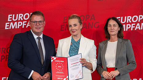 Verleihung des Europapreises an Julia Nawalnaja (M.) durch SPD-Fraktionschef Holger Grie&szlig;hammer und Europaparlaments-Vizepr&auml;sidentin Katarina Barley im Bayerischen Landtag in M&uuml;nchen.