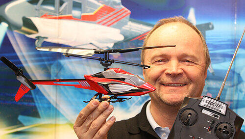 Die Silverlit-Helikopter begeistern Jung und Alt. Unternehmer Willi Paneutz lässt die Technik-Leichtgewichte selber gerne fliegen. Die Silverlit-Helikopter begeistern Jung und Alt. Unternehmer Willi Paneutz lässt die Technik-Leichtgewichte selber gerne fliegen.