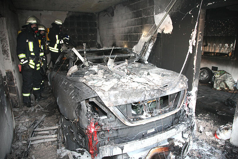 Was vom SLK übrig bleibt, ist ein Haufen verkokelter Schrott. Die Polizei geht davon aus, dass ein technischer Defekt den Garagenbrand in Töging im Landkreis Altötting verursacht hat.