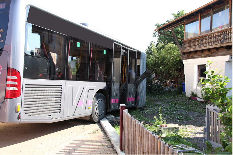 Ein Schulbus bricht durch einen Gartenzaun und verwüstet den Garten dahinter. Die irren Bilder.