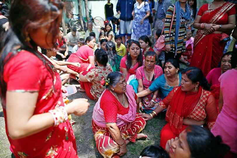 In Panik rennen die Bewohner Kathmandus auf die Straßen - Bilder kurz nach dem Nachbeben am Dienstag.