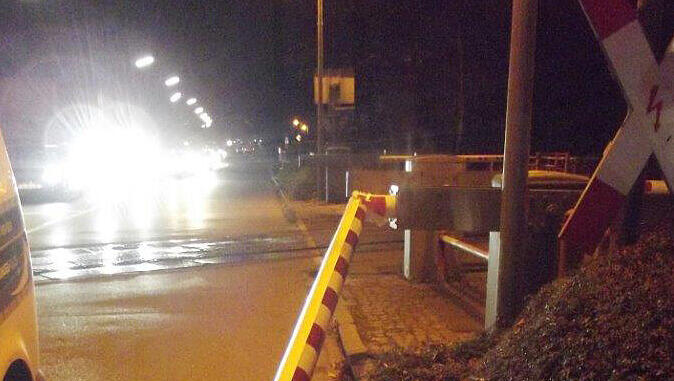 Letzte Rettung: Vollgas! Weil er blitzschnell reagiert, konnte sich der Autofahrer von den Gleisen retten. Letzte Rettung: Vollgas! Weil er blitzschnell reagiert, konnte sich der Autofahrer von den Gleisen retten.