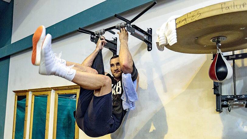 Beim Pressetraining in der Tennishalle seine Stamm-Hotels "Stanglwirt" gibt Wladimir Klitschko nur begrenzte Einblicke in seine Vorbereitung. Drei Runden Tatzenarbeit mit seinem amerikanischen Trainer Jonathon Banks, dazu eine Sparringsrunde mit dem 27-jährigen Ukrainer Viktor Vykhryst &ndash; einem von rund 15 Sparringspartnern, die ihm helfen sollen auf seinem Weg zurück auf den Schwergewichtsthron. Auffällig bei der 3-Minuten-Einheit ist, wie gut durchtrainiert Klitschko schon jetzt wirkt.