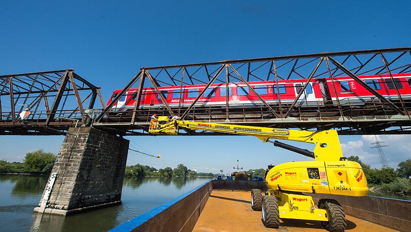 Von einem Schiff aus überprüfen Experten der Deutschen Bahn eine Brücke über die Donau bei Bogen (Niederbayern). Von einem Schiff aus überprüfen Experten der Deutschen Bahn eine Brücke über die Donau bei Bogen (Niederbayern).