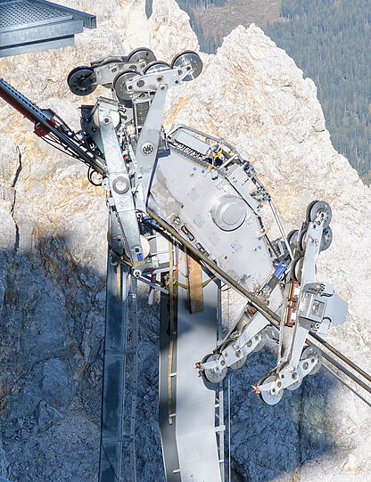 Die beschädigte Seilbahnkabine der Zugspitzseilbahn wird zur Bergung zur Bergstation der Zugspitze hochgezogen.