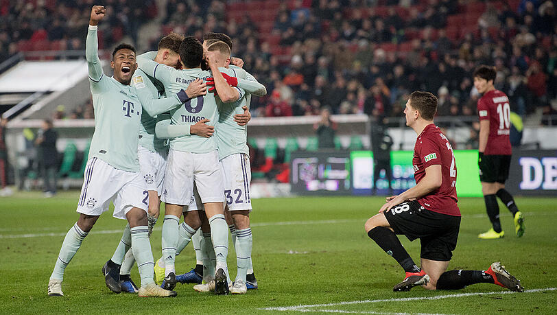 David Alaba (links) und seine Teamkollegen vom FC Bayern bejubeln das 3:0 gegen Hannover 96 durch Serge Gnabry (verdeckt).