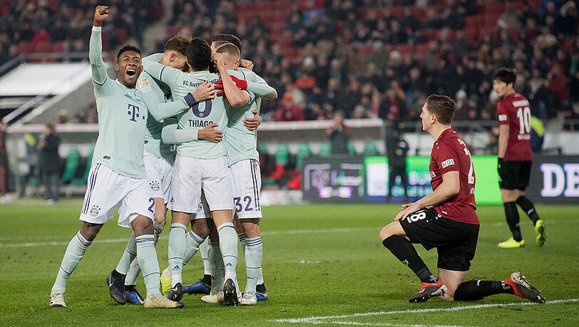 David Alaba (links) und seine Teamkollegen vom FC Bayern bejubeln das 3:0 gegen Hannover 96 durch Serge Gnabry (verdeckt). David Alaba (links) und seine Teamkollegen vom FC Bayern bejubeln das 3:0 gegen Hannover 96 durch Serge Gnabry (verdeckt).