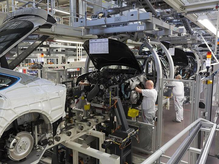 Audi baut Tausende Stellen ab. Foto: Ronald Wittek/dpa/Archivbild
