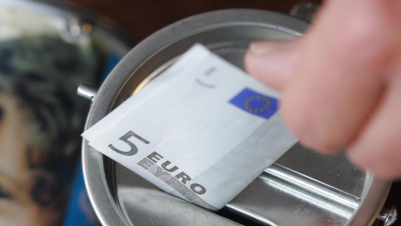 Die Zahl der Spender in Deutschland sinkt, doch wer etwas gibt, gibt mehr als in den vergangenen Jahren. Die Zahl der Spender in Deutschland sinkt, doch wer etwas gibt, gibt mehr als in den vergangenen Jahren.