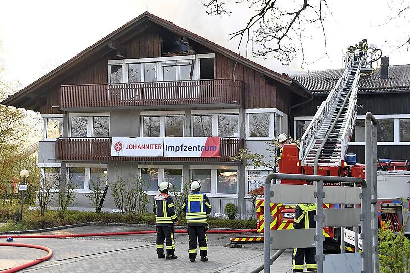 Im Impfzentrum am Kolpingring brannte am frühen Montagmorgen der Dachstuhl.