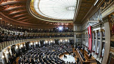 Bundespräsident Alexander Van der Bellen (M) sitzt während der Angelobung durch die Bundesversammlung im Parlament in Wien.