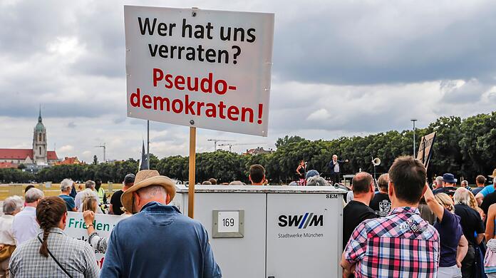In der Spitze 180 Personen nahmen an der "Stoppt das Heizungsgesetz"-Demo auf der Münchner Theresienwiese teil.