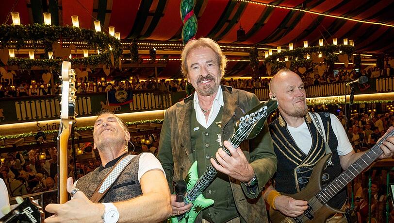 Die Bühne gehört ihm: Thomas Gottschalk (M.) spielt scherzhaft auf einer aufblasbaren Gitarre und rockt fröhlich mit der Band im Marstall. Die Bühne gehört ihm: Thomas Gottschalk (M.) spielt scherzhaft auf einer aufblasbaren Gitarre und rockt fröhlich mit der Band im Marstall.