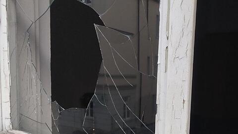 Das Werk von Unbekannten: Am TamS Theater gingen vier Fenster zu Bruch.