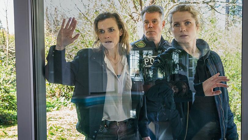 "Tatort: Herz der Dunkelheit": Karin Gorniak (Karin Hanczewski, l.), ein Polizeikollege und Leonie Winkler (Cornelia Gröschel) überraschen die Jugendlichen im Poolhaus. "Tatort: Herz der Dunkelheit": Karin Gorniak (Karin Hanczewski, l.), ein Polizeikollege und Leonie Winkler (Cornelia Gröschel) überraschen die Jugendlichen im Poolhaus.