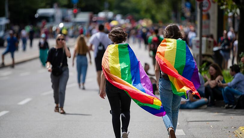 Regenbogenfamilien: Familien, in denen ein gleichgeschlechtliches Paar mit minderjährigen Kindern in einem Haushalt zusammenlebt. (Archivbild)